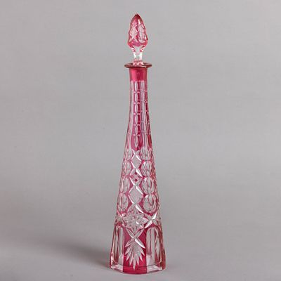 GARRAFA. Em cristal bicolor moldado e lapidado. Sinais de uso, falhas na rolha e &iacute;nfima 