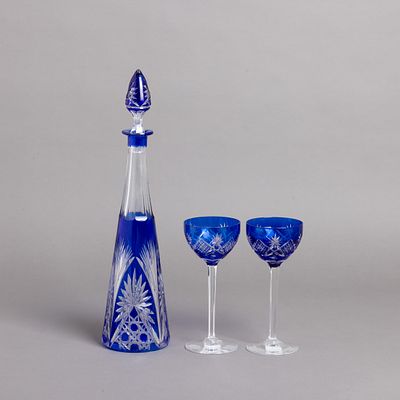 GARRAFA COM DOIS COPOS DE P&Eacute;. Em cristal bicolor moldado e lapidado. Pequenas esbei&ccedil;adelas e 