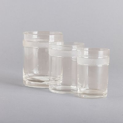 CONJUNTO DE TR&Ecirc;S COPOS DE ENCAIXAR. Em vidro moldado, decorado com friso lapidado. Sinais de uso 