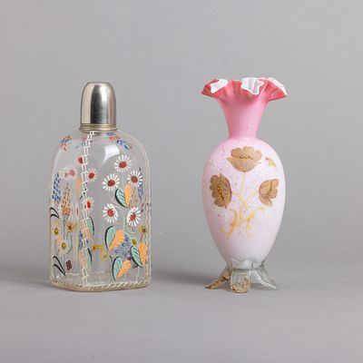 FRASCO COM TAMPA E JARRA. Em vidro pintado, decora&ccedil;&atilde;o policromada "flores", frasco com rolha e 