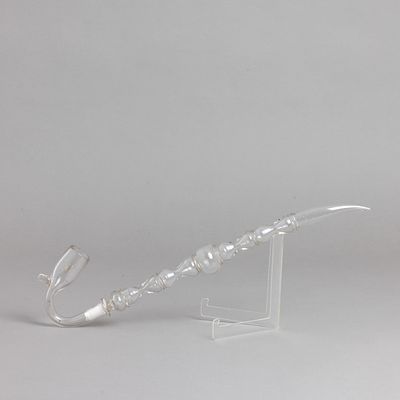 CACHIMBO. Em vidro soprado e moldado. Falha no bocal e esbei&ccedil;adelasDim.: 47 cm.