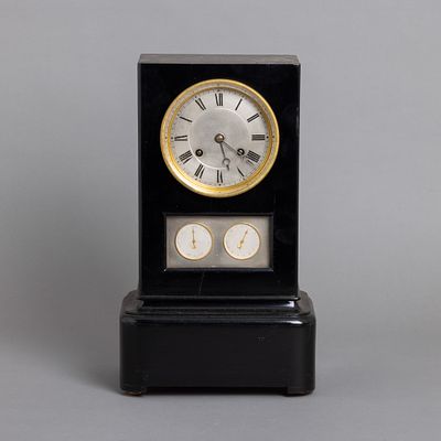 REL&Oacute;GIO DE MESA. Em madeira lacada a negro, aros em metal amarelo, mostradores com numera&ccedil;&atilde;o 