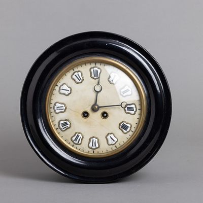 REL&Oacute;GIO DE PAREDE. Caixa em madeira lacada a negro, aro em metal amarelo, mostrador em m&aacute;rmore 