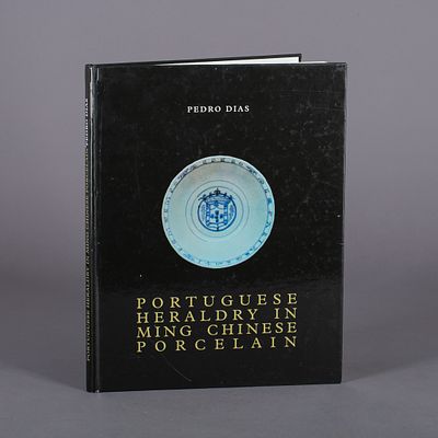 PORTUGUESE HERALDRY IN MING CHINESE PORCELAIN. Por Pedro Dias, livro profusamente ilustrado. 