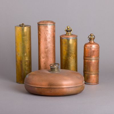 CINCO BOTIJAS DIVERSAS DE &Aacute;GUA QUENTE. Em cobre e outros metais. Sinais de uso, falhas 