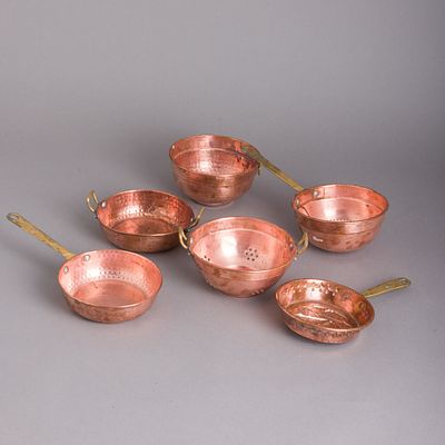 DUAS FRIGIDEIRAS, DOIS COADORES, TACHO E RECIPIENTE. Em cobre com pegas em lat&atilde;o, decora&ccedil;&atilde;o 