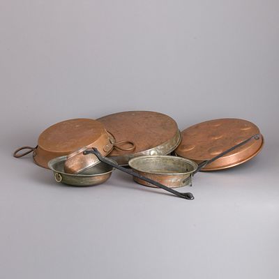 SEIS PE&Ccedil;AS DE COZINHA. Em cobre, cinco estanhados no interior, pegas em ferro. Sinais de uso e 