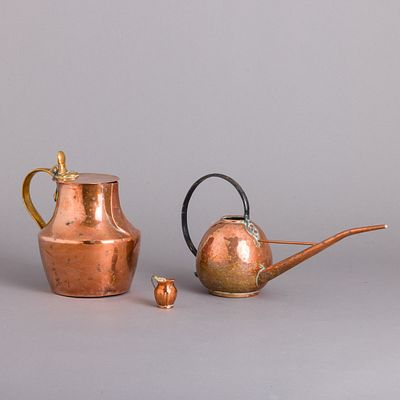 REGADOR, JARRO E MINIATURA. Em cobre, pegas em lat&atilde;o e ferro. Sinais de uso, oxida&ccedil;&atilde;o e 