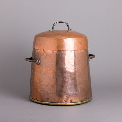 PANELA. Em cobre, pegas em metal. Sinais de uso, oxida&ccedil;&otilde;es e amolgadelas.Dim.: 39x32 cm.