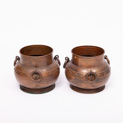 PAR DE POTES COM ASAS. Em cobre, decora&ccedil;&atilde;o martelada. Sinais de uso e leve oxida&ccedil;&atilde;o.Dim.: 30 cm.