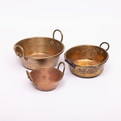 TR&Ecirc;S TACHOS. Em cobre, pegas em lat&atilde;o e ferro. Amolgadelas e pequenas falhas e oxida&ccedil;&atilde;o. Dim.: 