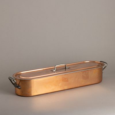 PEIXEIRA. De grandes dimens&otilde;es, em cobre, pega da tampa e asas em ferro. Com a grade interior. 