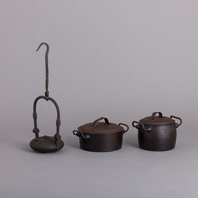 DOIS TACHOS E CANDEIA DE SUSPENS&Atilde;O. Em ferro. Sinais de uso, oxida&ccedil;&otilde;es e amolgadelas.Dim.: 