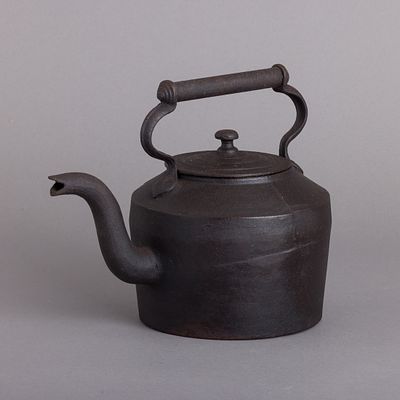 CHALEIRA. Em ferro. Sinais de uso e oxida&ccedil;&otilde;es.Dim.: 22x27x18 cm.