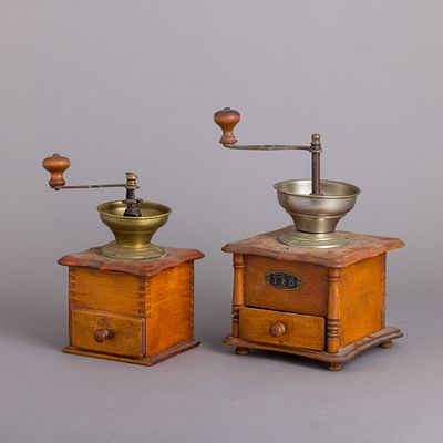 DOIS MOINHOS DE CAF&Eacute;. Em madeira e metal, um marcado "Fabrique Belge de Moulins &agrave; C&aacute;fe ID 