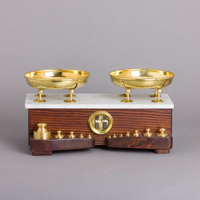 BALAN&Ccedil;A DE DOIS PRATOS. Em madeira, tampo em m&aacute;rmore, pratos em metal dourado, com respectivos 