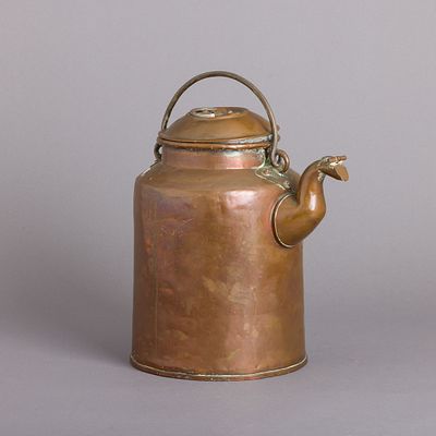 LEITEIRA. Em cobre estanhado no interior, pega em ferro. Sinais de uso, amolgadelas e oxida&ccedil;&atilde;o. 