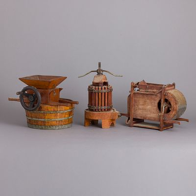 TR&Ecirc;S UTENS&Iacute;LIOS AGR&Iacute;COLAS MINIATURA. Em madeira, ferro e metal. Oxida&ccedil;&atilde;o, pequenas falhas e 