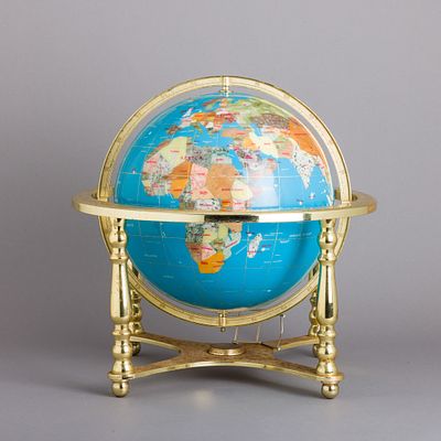 GLOBO TERRESTRE. Estrutura em metal amarelo, globo com aplica&ccedil;&otilde;es de rochas e minerais. Sinais 