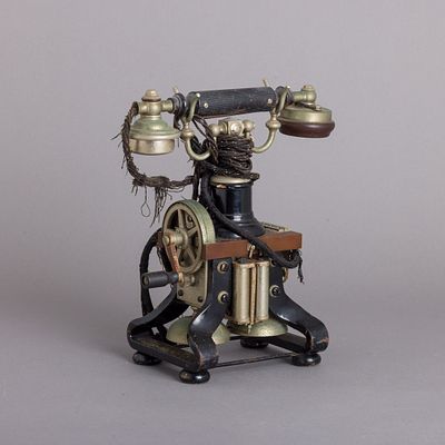 TELEFONE DE MANIVELA. Em ferro, metal, baquelite e outros materiais. Europa, S&eacute;c. XX (1&ordm; 
