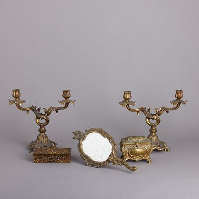 PAR DE CASTI&Ccedil;AIS DE DOIS LUMES, DUAS CAIXAS E ESPELHO DE M&Atilde;O. Em metal amarelo, decora&ccedil;&atilde;o 