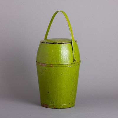 RECEPIENTE COM TAMPA. Em madeira pintada a verde, aros em ferro. Falhas, fissuras, pequenos 