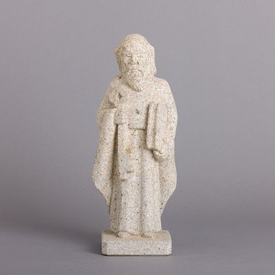S&Atilde;O PEDRO. Escultura em granito, marcada no verso. Pequena falha.Dim.: 36 cm.