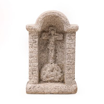 NICHO COM CRUCIFIXO. Escultura em granito. Pequenas falhas na base.Dim.: 49x30x15 cm.