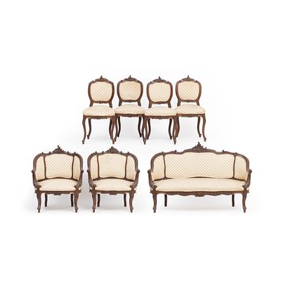 CONJUNTO DE CANAP&Eacute;, PAR DE FAUTEUILS E QUATRO CADEIRAS. Estilo Lu&iacute;s XV, em nogueira com 