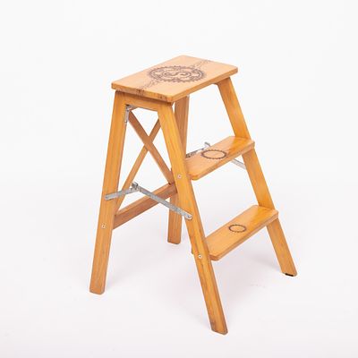 PEQUENO ESCADOTE. Em faia, decora&ccedil;&atilde;o gravada a fogo "elementos geom&eacute;tricos". Sinais de uso.Dim.: 