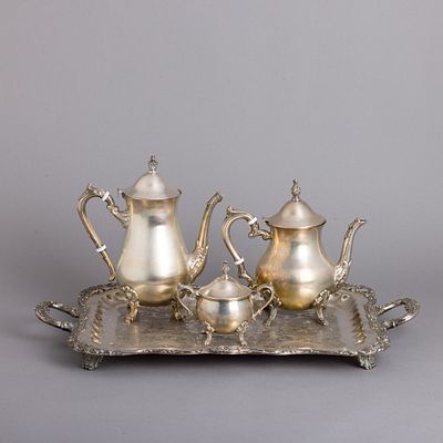 BANDEJA, CAFETEIRA, BULE E A&Ccedil;UCAREIRO. Em metal prateado, decora&ccedil;&atilde;o relevada "concheados 