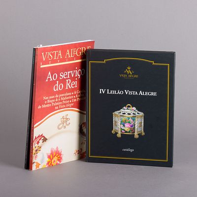 DOIS CAT&Aacute;LOGOS E DUAS REVISTAS DA VISTA ALEGRE. Composto pelos cat&aacute;logos dos II e IV leil&atilde;o do 