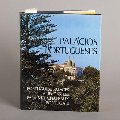 PAL&Aacute;CIOS PORTUGUESES. Direc&ccedil;&atilde;o Raul Lino com a participa&ccedil;&atilde;o de T&uacute;lio Espanca, Jorge H. Pais da 