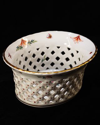 Basket. Oval porcelain basket decorated with floral motifs.Signed Vista Alegre.Dimensions: 7 x 