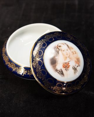 Limoges - ‘Las Meninas’ Jewellery Box. Porcelain jewellery box decorated with Diego Vel&aacute;zquez's 