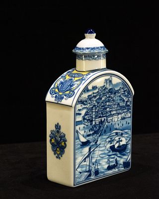 NG Porcelanas - Tea box. Porcelain tea caddy depicting the city of Lisbon and caravels in the 16th 