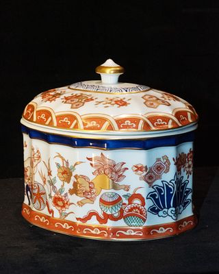 Vista Alegre - Samurai cake tin. Porcelain cake stand from the ‘Samurai’ collection. Body with 