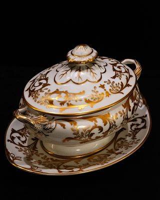 Vista Alegre - Tureen and Plate. Porcelain tureen and plate with floral decoration in golden 