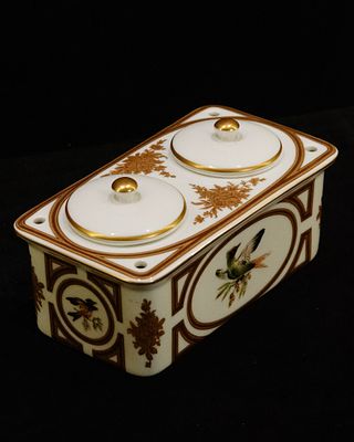 Vista Alegre - Inkwell. Porcelain inkwell decorated with birds of happiness and cherries. Signed 