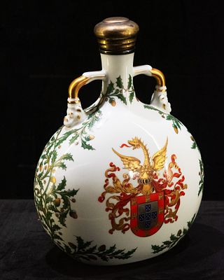Vista Alegre - Bottle. Porcelain bottle with vegetalist decoration on the sides and acorns, and a 