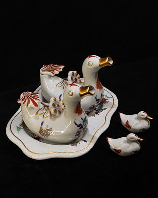 Vista Alegre - Cruet Set. Porcelain cruet set, consisting of four duck-shaped pieces and a matching 