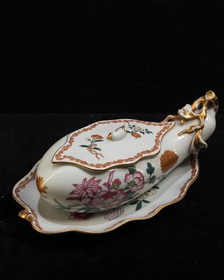 Vista Alegre - Gravy boat. Porcelain gravy boat in the shape of an aubergine Inscription: Ajuda 