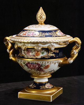 Vista Alegre - Cup. Porcelain cup with polychrome and gold decoration.Vista Alegre 