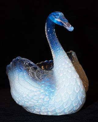 Bonbonniere. Opalescent glass bonbonniere in the shape of a swan. Dimensions: 11.5 x 13 x 10 cm