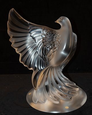 Ren&eacute; Lalique - Dove sculpture
Rene Lalique. Sculpture of a dove in clear and frosted glass. Lalique 