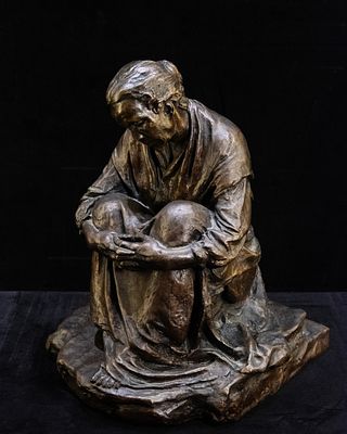 Elder Woman Teixeira Lopes. Bronze sculpture depicting an elderly woman seated in a reflective 