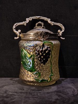 Art Nouveau bowl. Art Nouveau glass bowl in polychrome glass with iridescent effect, decorated 