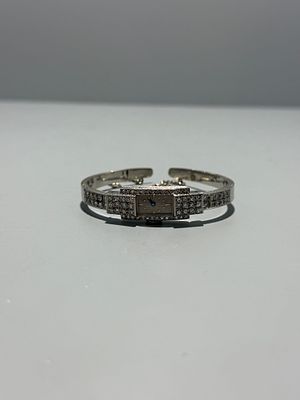 Rel&oacute;gio Vulcain em platina cravejado com diamantes. Rel&oacute;gio de senhora, de formato retangular 