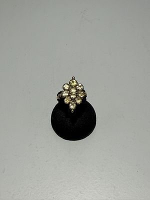Anel em ouro e prata cravejado com pedras incolores. 
Sem contraste, ao abrigo do decreto-lei 
