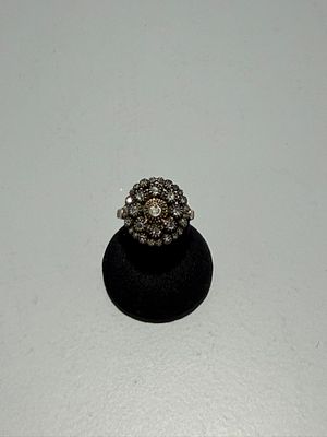 Anel em ouro e prata cravejado com diamantes. Anel em ouro e prata cravejado com cerca de 30 
